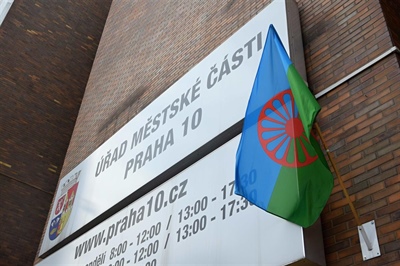 Vyvěšení romské vlajky na budově ÚMČ Praha 10
