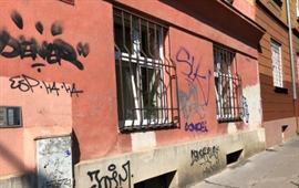 MČ Praha 10 pokračuje v odstraňování nelegálních graffiti, sbírá podněty od vlastníků znečištěných domů