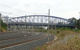 Dopravní omezení v ul. Moskevská na mostě přes železniční trať